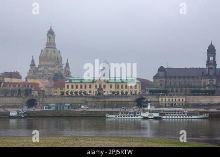 Le paysage historique de la vieille ville sur le Terrassenufer Dresde, Saxe, Allemagne, Europe, par temps pluvieux. Banque D'Images