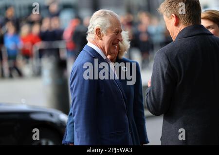 Berlin, Allemagne. 31st mars 2023. Le roi Charles III et sa femme Camilla prennent le train de Berlin à Hambourg. Le couple royal britannique se rend à Hambourg avec le président fédéral Frank-Walter Steinmeier. Après que le couple royal a couvert la route de près d'un kilomètre et demi de l'hôtel Adlon à la gare, Charles et Camilla sont accueillis par le patron de DB Richard Lutz. (Photo de Simone Kuhlmey/Pacific Press) Credit: Pacific Press Media production Corp./Alay Live News Banque D'Images
