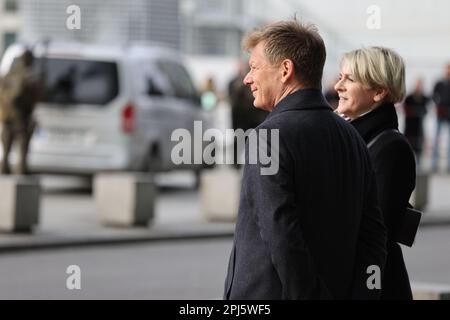 Berlin, Allemagne. 31st mars 2023. Le roi Charles III et sa femme Camilla prennent le train de Berlin à Hambourg. Le couple royal britannique se rend à Hambourg avec le président fédéral Frank-Walter Steinmeier. Après que le couple royal a couvert la route de près d'un kilomètre et demi de l'hôtel Adlon à la gare, Charles et Camilla sont accueillis par le patron de DB Richard Lutz. (Photo de Simone Kuhlmey/Pacific Press) Credit: Pacific Press Media production Corp./Alay Live News Banque D'Images