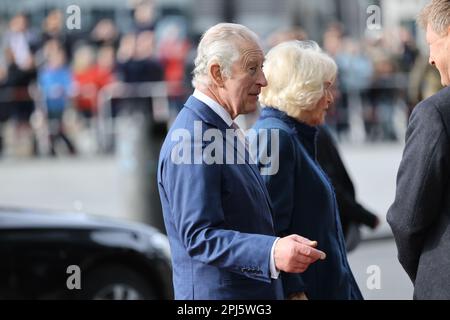 Berlin, Allemagne. 31st mars 2023. Le roi Charles III et sa femme Camilla prennent le train de Berlin à Hambourg. Le couple royal britannique se rend à Hambourg avec le président fédéral Frank-Walter Steinmeier. Après que le couple royal a couvert la route de près d'un kilomètre et demi de l'hôtel Adlon à la gare, Charles et Camilla sont accueillis par le patron de DB Richard Lutz. (Photo de Simone Kuhlmey/Pacific Press) Credit: Pacific Press Media production Corp./Alay Live News Banque D'Images