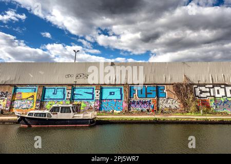 Londres, 27 mars 2023 : un jogging longeant le canal Hertford Union à Tower Hamlets, Londres Banque D'Images