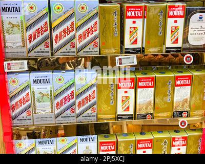 10 3 2023 les produits Kweichiw Moutai sont exposés sur une étagère à l'aéroport international de Hong Kong. Moutai se classe au deuxième rang dans le Chi de l'innovation en matière de boissons alimentaires Banque D'Images