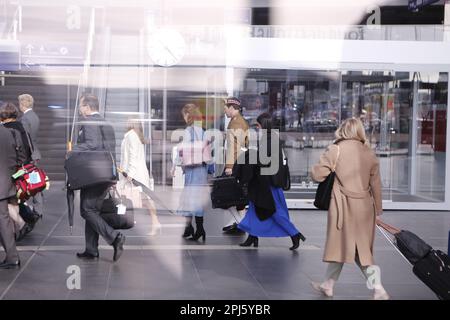Berlin, Berlin, Allemagne. 31st mars 2023. Le roi Charles III et sa femme Camilla prennent le train de Berlin à Hambourg. Le couple royal britannique se rend à Hambourg avec le président fédéral Frank-Walter Steinmeier. Après que le couple royal a couvert la route de près d'un kilomètre et demi de l'hôtel Adlon à la gare, Charles et Camilla sont accueillis par le patron de DB Richard Lutz. (Credit image: © Simone Kuhlmey/Pacific Press via ZUMA Press Wire) USAGE ÉDITORIAL SEULEMENT! Non destiné À un usage commercial ! Crédit : ZUMA Press, Inc./Alay Live News Banque D'Images