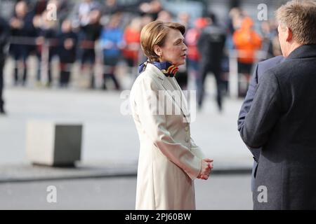 Berlin, Berlin, Allemagne. 31st mars 2023. Le roi Charles III et sa femme Camilla prennent le train de Berlin à Hambourg. Le couple royal britannique se rend à Hambourg avec le président fédéral Frank-Walter Steinmeier. Après que le couple royal a couvert la route de près d'un kilomètre et demi de l'hôtel Adlon à la gare, Charles et Camilla sont accueillis par le patron de DB Richard Lutz. (Credit image: © Simone Kuhlmey/Pacific Press via ZUMA Press Wire) USAGE ÉDITORIAL SEULEMENT! Non destiné À un usage commercial ! Crédit : ZUMA Press, Inc./Alay Live News Banque D'Images