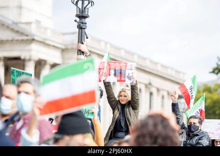 Des affiches, des drapeaux et des messages se tiennent pendant que les participants se réunissent pour soutenir la liberté des femmes en Iran après la mort de Mahsa Amini à Londres. Banque D'Images