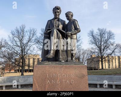 Statue de Lincoln et de TAD par Fred Martin et Mabel Landrum Torrey sur les marches ouest du capitole de l'État de l'Iowa à des Moines Banque D'Images