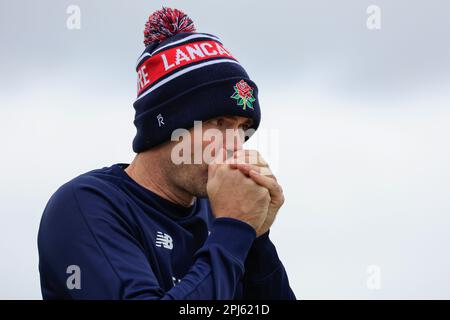 Manchester, Royaume-Uni. 31st mars 2023. James Anderson, du Lancashire Cricket Club ressentir le froid pendant la pratique à la Lancashire Cricket Media Day à Old Trafford, Manchester, Royaume-Uni, 31st mars 2023 (photo de Conor Molloy/News Images) à Manchester, Royaume-Uni, le 3/31/2023. (Photo de Conor Molloy/News Images/Sipa USA) crédit: SIPA USA/Alay Live News Banque D'Images