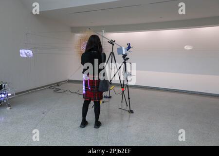 Présentation de l'exposition "Gego: Measuring the Infinite" par l'artiste Sarah Sze au Solomon R. Guggenheim Museum à New York City aux Etats-Unis ce vendredi, 31 Credit: Brazil photo Press/Alay Live News Banque D'Images