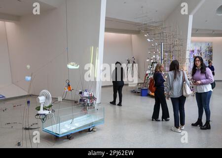 Présentation de l'exposition "Gego: Measuring the Infinite" par l'artiste Sarah Sze au Solomon R. Guggenheim Museum à New York City aux Etats-Unis ce vendredi, 31 Credit: Brazil photo Press/Alay Live News Banque D'Images