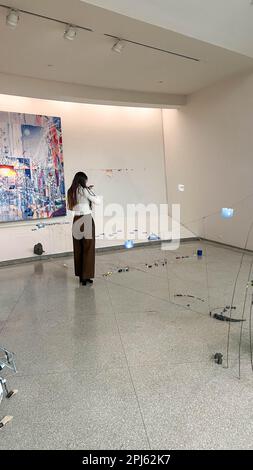 Présentation de l'exposition "Gego: Measuring the Infinite" par l'artiste Sarah Sze au Solomon R. Guggenheim Museum à New York City aux Etats-Unis ce vendredi, 31 Credit: Brazil photo Press/Alay Live News Banque D'Images