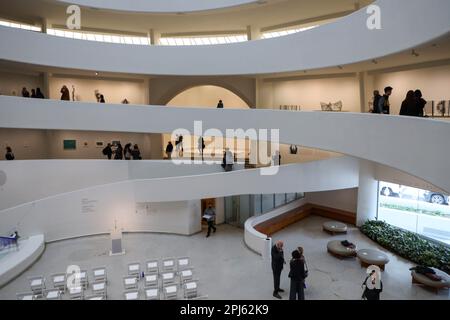 Présentation de l'exposition "Gego: Measuring the Infinite" par l'artiste Sarah Sze au Solomon R. Guggenheim Museum à New York City aux Etats-Unis ce vendredi, 31 Credit: Brazil photo Press/Alay Live News Banque D'Images