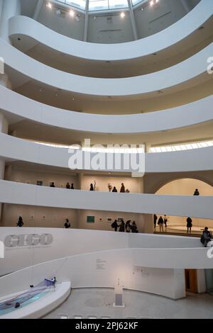 Présentation de l'exposition "Gego: Measuring the Infinite" par l'artiste Sarah Sze au Solomon R. Guggenheim Museum à New York City aux Etats-Unis ce vendredi, 31 Credit: Brazil photo Press/Alay Live News Banque D'Images