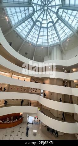 Présentation de l'exposition "Gego: Measuring the Infinite" par l'artiste Sarah Sze au Solomon R. Guggenheim Museum à New York City aux Etats-Unis ce vendredi, 31 Credit: Brazil photo Press/Alay Live News Banque D'Images