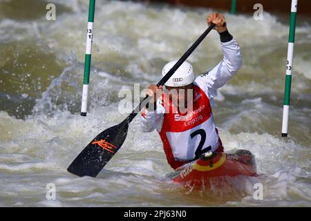 Markkleeberg, Allemagne, 06 avril 2019: Le canoéiste allemand Anton Franz se produit dans la coupe du monde de canoë de l'ICF pour hommes Banque D'Images