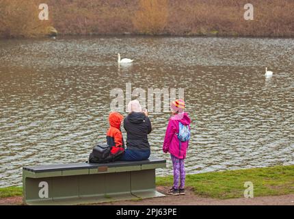 Holyrood Park, Édimbourg, Écosse, Royaume-Uni. 31st mars. Le nuage et la brume ont persisté tout au long de la journée sur les pentes d'Arthur's Seat et du parc du centre-ville. Photo : une famille à la rive du Loch Dunsapie. Credit: Archwhite/alamy Live news. Banque D'Images