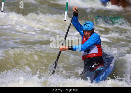 Markkleeberg, Allemagne, 06 avril 2019: Le canoéiste masculin Lukas Rohan en action pendant la coupe du monde de canoë de l'ICF Banque D'Images