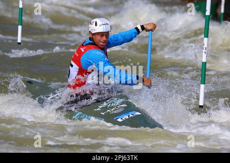 Markkleeberg, Allemagne, 06 avril 2019: Tomas Rak, un canoéiste de République tchèque, participe à la coupe du monde de slalom en canoë masculin Banque D'Images