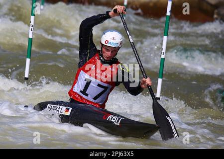 Markkleeberg, Allemagne, 06 avril 2019: Le canoéiste masculin Hanika Leon en action pendant la coupe du monde de canoë de l'ICF Banque D'Images