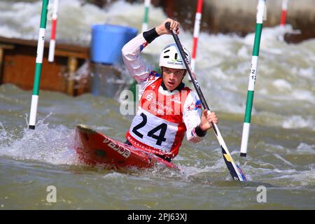 Markkleeberg, Allemagne, 06 avril 2019: Juraj Mraz, canoéiste slovaque, participe à la coupe du monde de canoë de l'ICF Banque D'Images