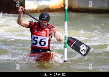 Markkleeberg, Allemagne, 06 avril 2019: Le canoéiste allemand Goettling Felix en action pendant la coupe du monde de canoë de l'ICF pour hommes Banque D'Images