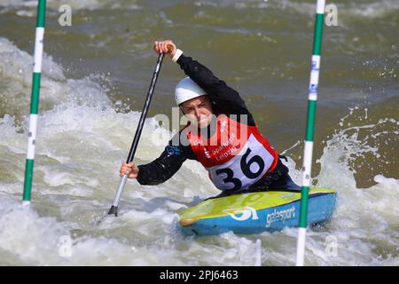 Markkleeberg, Allemagne, 06 avril 2019: La canoéiste allemande Sophie Staudt participe à la coupe du monde de canoë de Wome Banque D'Images