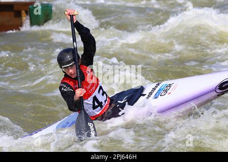 Markkleeberg, Allemagne, 06 avril 2019: Le canoéiste allemand Emily Hoeller participe à la coupe du monde de canoë de Wome Banque D'Images