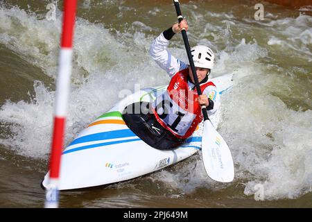 Markkleeberg, Allemagne, 06 avril 2019: La Canoeiste féminine Nele Baikowski participe à la coupe du monde de canoë de Wome de l'ICF Banque D'Images