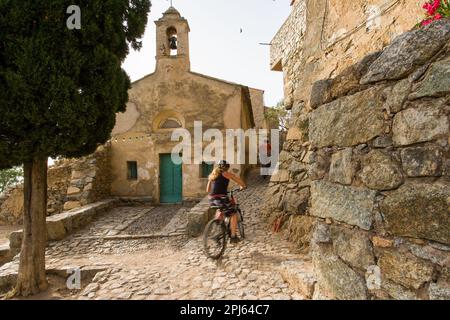 France, haute-Corse (2B) Balagne, motard de montagne dans le village de Sant'Antonino Banque D'Images