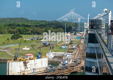 En passant par le canal de Panama : négocier les écluses de Gatun Banque D'Images