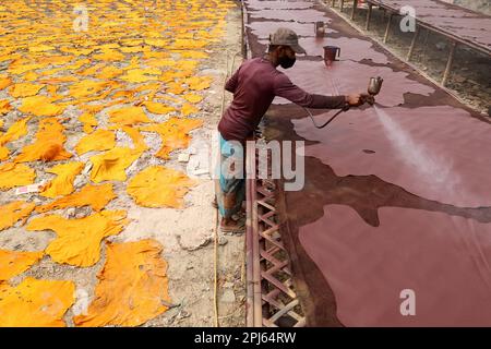 Dhaka, Bangladesh. 31st mars 2023. Un ouvrier traite le cuir dans une tannerie à Hazaribagh, Dhaka. Une tannerie est un établissement industriel pour le tannage ou la transformation du cuir. Après le traitement du cuir brut de l'animal dans la tannerie, le cuir est fait approprié pour la production de chaussures, sacs, valises, ceintures, portefeuilles, vestes, etc (Credit image: © Syed Mahabubul Kader/ZUMA Press Wire) USAGE ÉDITORIAL SEULEMENT! Non destiné À un usage commercial ! Banque D'Images