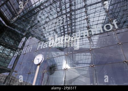 Berlin, Berlin, Allemagne. 31st mars 2023. Le roi Charles III et sa femme Camilla prennent le train de Berlin à Hambourg. Le couple royal britannique se rend à Hambourg avec le président fédéral Frank-Walter Steinmeier. Après que le couple royal a couvert la route de près d'un kilomètre et demi de l'hôtel Adlon à la gare, Charles et Camilla sont accueillis par le patron de DB Richard Lutz. (Credit image: © Simone Kuhlmey/Pacific Press via ZUMA Press Wire) USAGE ÉDITORIAL SEULEMENT! Non destiné À un usage commercial ! Crédit : ZUMA Press, Inc./Alay Live News Banque D'Images