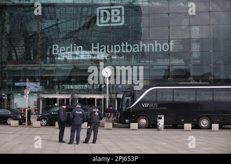 Berlin, Allemagne. 31st mars 2023. Le roi Charles III et sa femme Camilla sont accueillis par le patron du DB Richard Lutz alors qu'ils sont sur le point de prendre un train à la gare de Berlin à Berlin, en Allemagne, sur 31 mars 2023. Charles et Camila se rendent à Hambourg avec le président fédéral Frank-Walter Steinmeier. (Photo de Simone Kuhlmey/Pacific Press/Sipa USA) crédit: SIPA USA/Alay Live News Banque D'Images