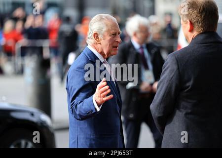 Berlin, Allemagne. 31st mars 2023. Le roi Charles III et sa femme Camilla sont accueillis par le patron du DB Richard Lutz alors qu'ils sont sur le point de prendre un train à la gare de Berlin à Berlin, en Allemagne, sur 31 mars 2023. Charles et Camila se rendent à Hambourg avec le président fédéral Frank-Walter Steinmeier. (Photo de Simone Kuhlmey/Pacific Press/Sipa USA) crédit: SIPA USA/Alay Live News Banque D'Images