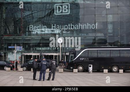 Berlin, Berlin, Allemagne. 31st mars 2023. Le roi Charles III et sa femme Camilla prennent le train de Berlin à Hambourg. Le couple royal britannique se rend à Hambourg avec le président fédéral Frank-Walter Steinmeier. Après que le couple royal a couvert la route de près d'un kilomètre et demi de l'hôtel Adlon à la gare, Charles et Camilla sont accueillis par le patron de DB Richard Lutz. (Credit image: © Simone Kuhlmey/Pacific Press via ZUMA Press Wire) USAGE ÉDITORIAL SEULEMENT! Non destiné À un usage commercial ! Crédit : ZUMA Press, Inc./Alay Live News Banque D'Images