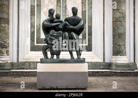 Exposition temporaire d'une sculpture Henry Moore, Family Group (1948-49), devant l'abbaye de San Miniato al Monte, Florence Banque D'Images