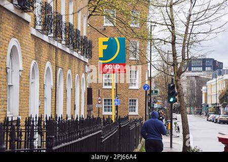 Un panneau « Stop » de l'agence immobilière Foxtons est visible dans le centre de Londres, alors que les prix de l'immobilier britannique chutent au taux annuel le plus élevé depuis 2009. Banque D'Images