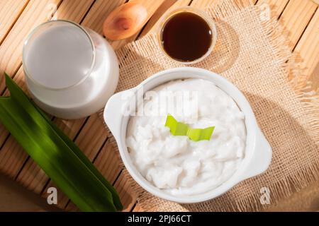 Porridge dans un bol de service. Le porridge de moelle est une sorte de nourriture sous forme de porridge blanc fait à partir de farine de riz. Cuisine indonésienne authentique Banque D'Images