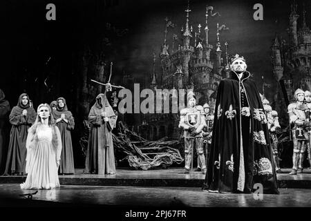 Avant gauche: Fiona Fullerton (Guenevere) droite: Richard Harris (Roi Arthur) à CAMELOT à l'Apollo Victoria, Londres SW1 23/11/1982 livre et paroles: Alan Jay Lerner musique: Frederick Loewe design: Desmond Heeley éclairage: David Hersey réalisateur: Michael Rudman Banque D'Images