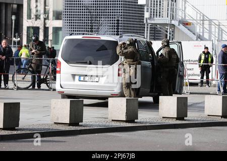 Berlin, Berlin, Allemagne. 31st mars 2023. Le roi Charles III et sa femme Camilla prennent le train de Berlin à Hambourg. Le couple royal britannique se rend à Hambourg avec le président fédéral Frank-Walter Steinmeier. Après que le couple royal a couvert la route de près d'un kilomètre et demi de l'hôtel Adlon à la gare, Charles et Camilla sont accueillis par le patron de DB Richard Lutz. (Credit image: © Simone Kuhlmey/Pacific Press via ZUMA Press Wire) USAGE ÉDITORIAL SEULEMENT! Non destiné À un usage commercial ! Crédit : ZUMA Press, Inc./Alay Live News Banque D'Images