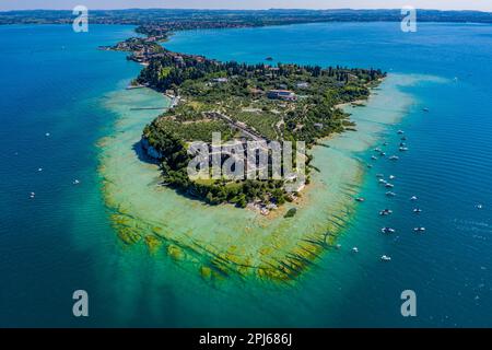 Une ville italienne historique en vue aérienne, Sirmione Banque D'Images