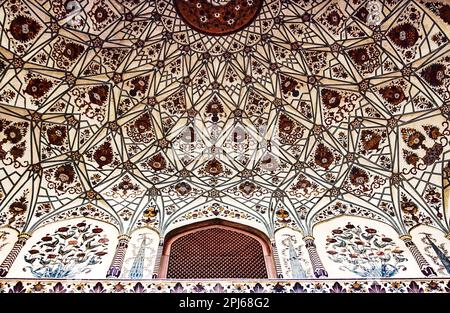 Intérieur d'une Madrasa islamique dans le Samarkand, Ouzbékistan Banque D'Images