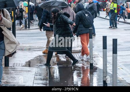 Londres, Royaume-Uni. 31st mars 2023. Les acheteurs braves les fortes pluies à Oxford Street dans le West End. Credit: JOHNNY ARMSTEAD/Alamy Live News Banque D'Images