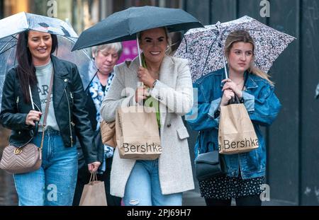 Londres, Royaume-Uni. 31st mars 2023. Les acheteurs braves les fortes pluies à Oxford Street dans le West End. Credit: JOHNNY ARMSTEAD/Alamy Live News Banque D'Images