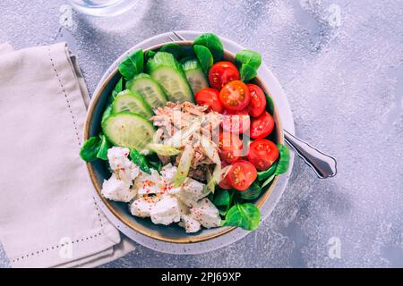 Bol de bouddha végétarien. Légumes crus et thon dans un bol. Végétarien, sain, concept de nourriture de détox Banque D'Images