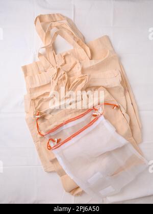 Sacs d'achats écologiques réutilisables. Sacs de fruits et légumes. Concept écologique. Sacs fourre-tout en toile. Concept zéro déchet Banque D'Images