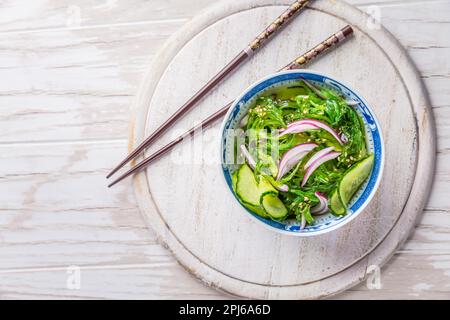 Salade japonaise de concombre et de wakame avec oignons rouges et sésame semences Banque D'Images