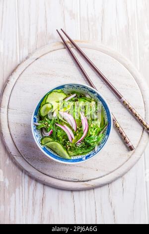 Salade japonaise de concombre et de wakame avec oignons rouges et sésame semences Banque D'Images