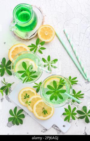 Limonade maison avec doux Woodruff (Galium odoratum) et citron Banque D'Images