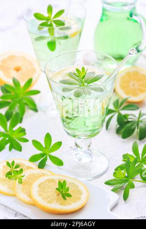 Limonade maison avec doux Woodruff (Galium odoratum) et citron Banque D'Images
