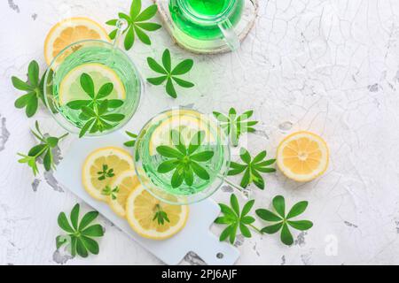 Limonade maison avec doux Woodruff (Galium odoratum) et citron Banque D'Images